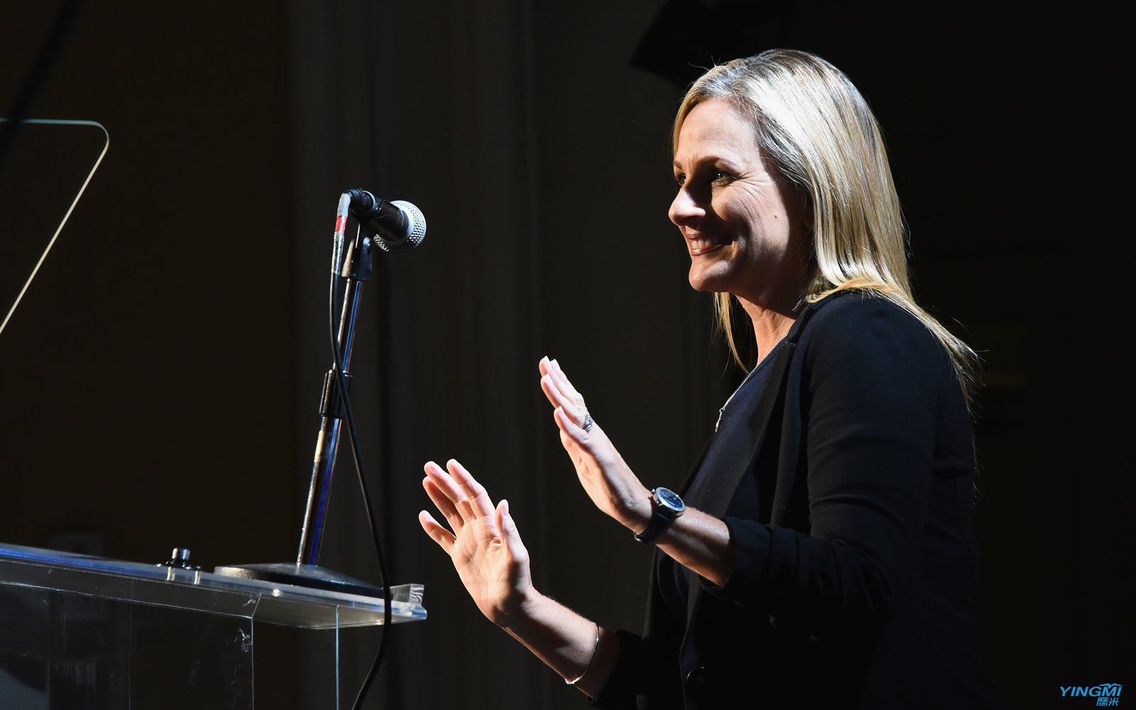 Marlee Matlin giving speech
