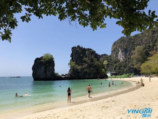 Visitors enjoy themselves at the famous island destination Krabi, Thailand, March 1, 2020. (Xinhua/Chen Jiabao)